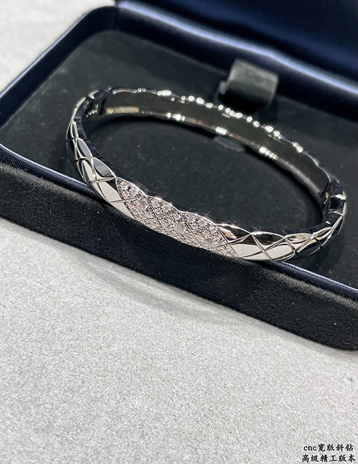 シャネルブランドコピー 幅広のレディースダイヤモンドのラインストーンバングル