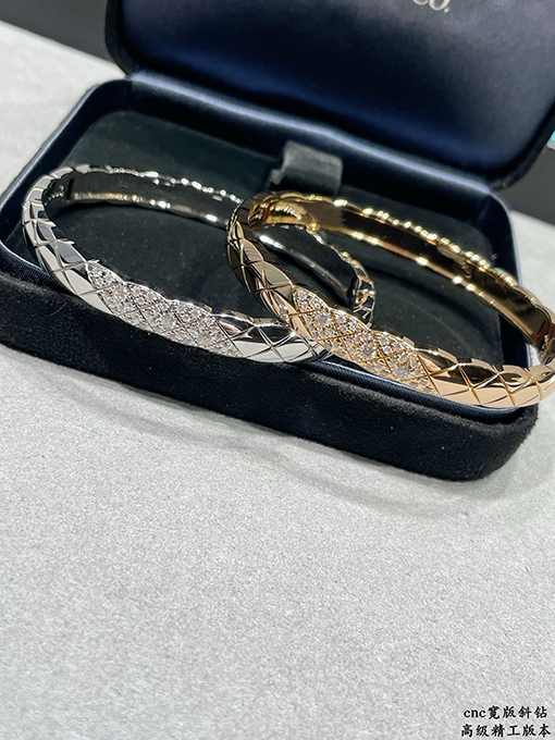 シャネルブランドコピー 幅広のレディースダイヤモンドのラインストーンバングル