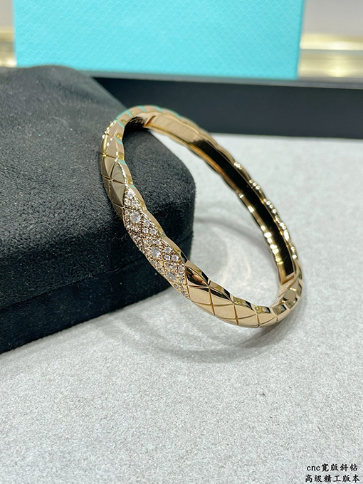 シャネルブランドコピー 幅広のレディースダイヤモンドのラインストーンバングル