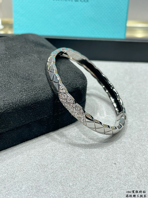 シャネルブランドコピー 幅広のレディースダイヤモンドのラインストーンバングル