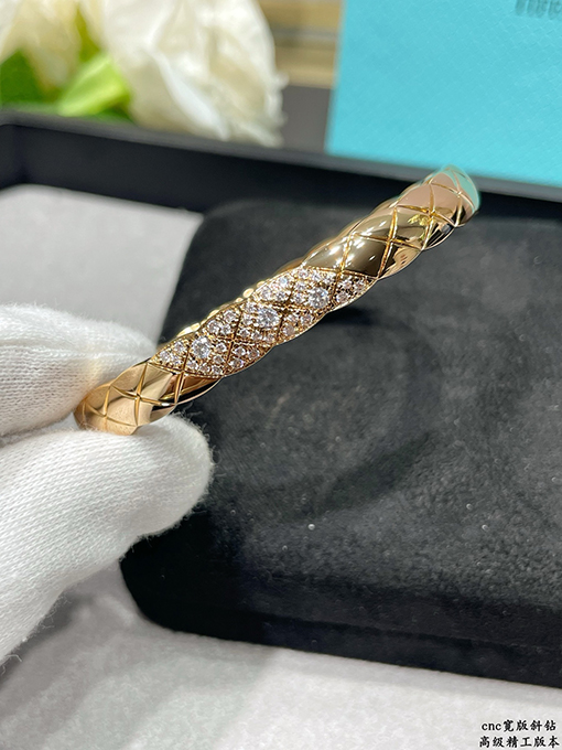 シャネルブランドコピー 幅広のレディースダイヤモンドのラインストーンバングル