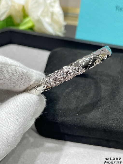 シャネルブランドコピー 幅広のレディースダイヤモンドのラインストーンバングル