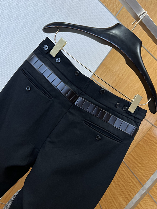 プラダコピー ベルト装飾付きズボン