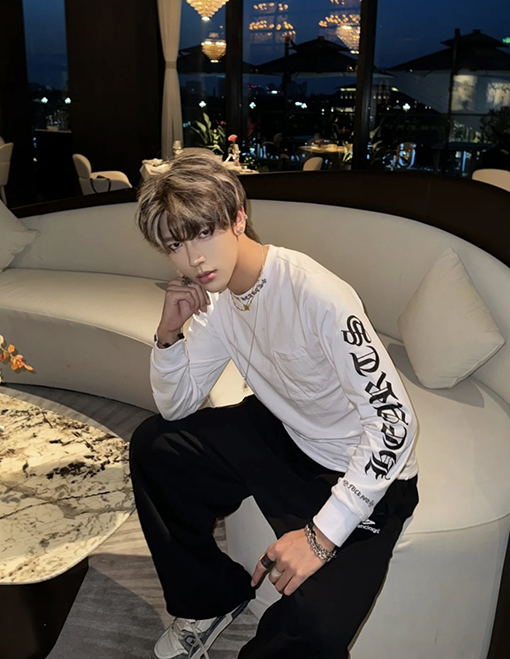 クロムハーツブランドコピー シンプルなスタイルと袖に花柄プリントがあしらわれたシンプルな長袖シャツ