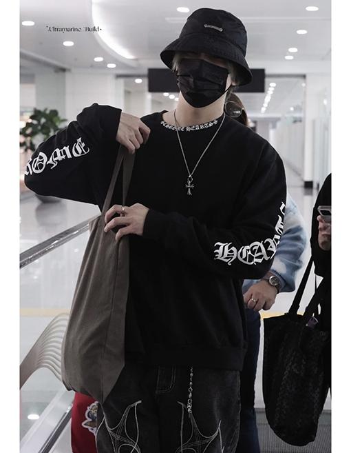 クロムハーツブランドコピー シンプルなスタイルと袖に花柄プリントがあしらわれたシンプルな長袖シャツ