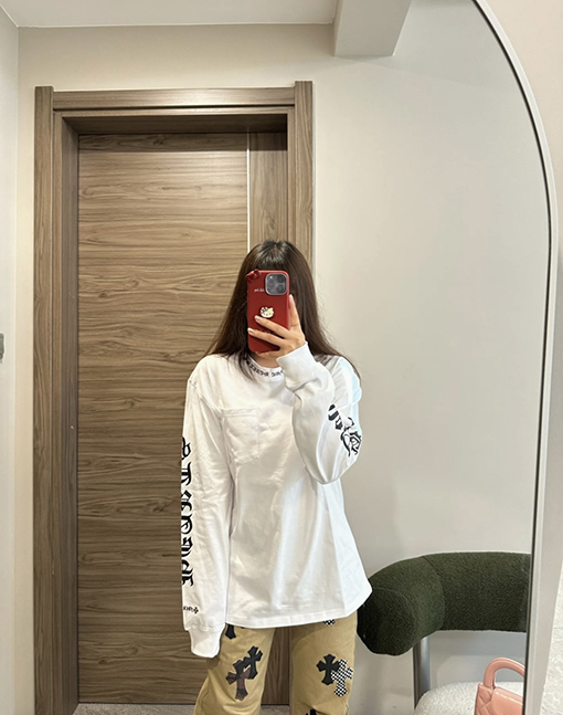 クロムハーツブランドコピー シンプルなスタイルと袖に花柄プリントがあしらわれたシンプルな長袖シャツ