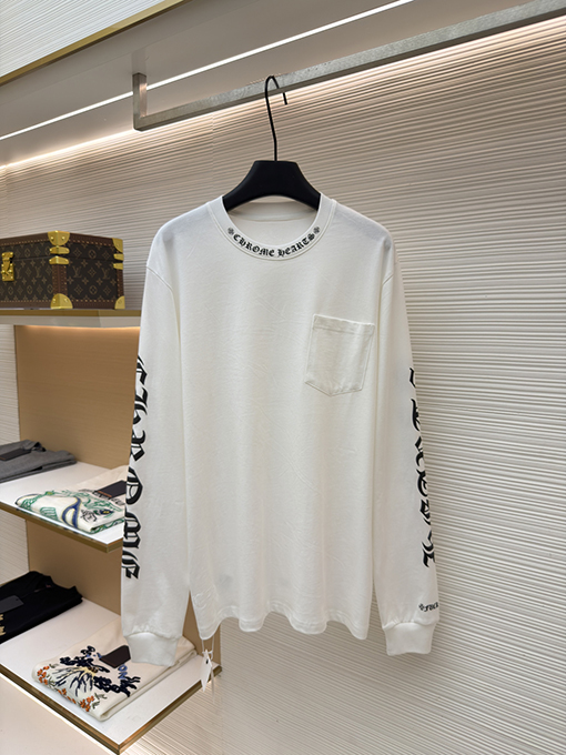 クロムハーツブランドコピー シンプルなスタイルと袖に花柄プリントがあしらわれたシンプルな長袖シャツ