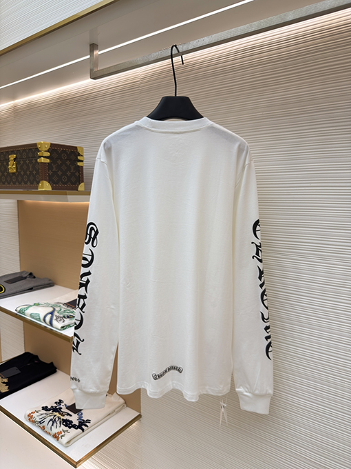 クロムハーツブランドコピー シンプルなスタイルと袖に花柄プリントがあしらわれたシンプルな長袖シャツ