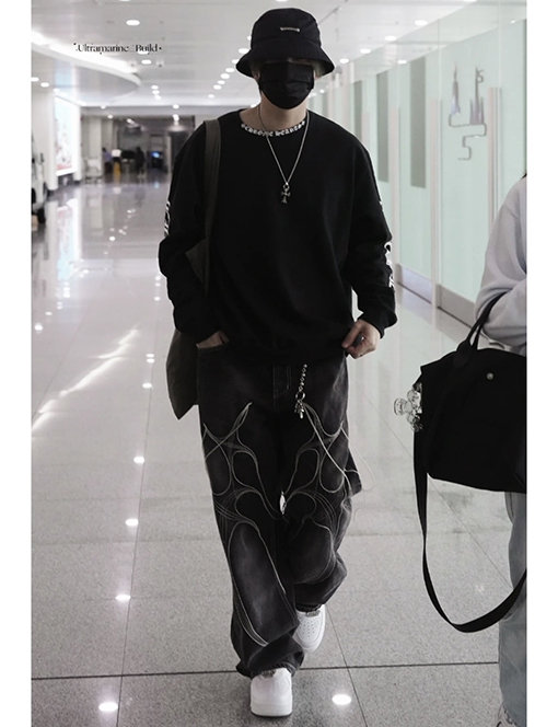 クロムハーツブランドコピー シンプルなスタイルと袖に花柄プリントがあしらわれたシンプルな長袖シャツ