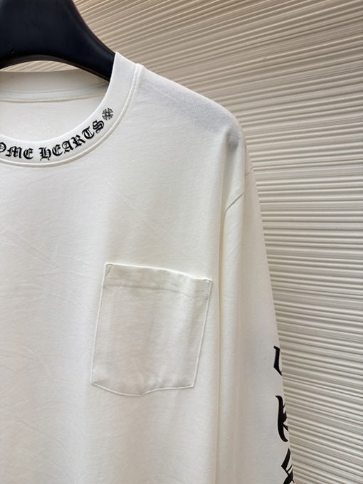 クロムハーツブランドコピー シンプルなスタイルと袖に花柄プリントがあしらわれたシンプルな長袖シャツ