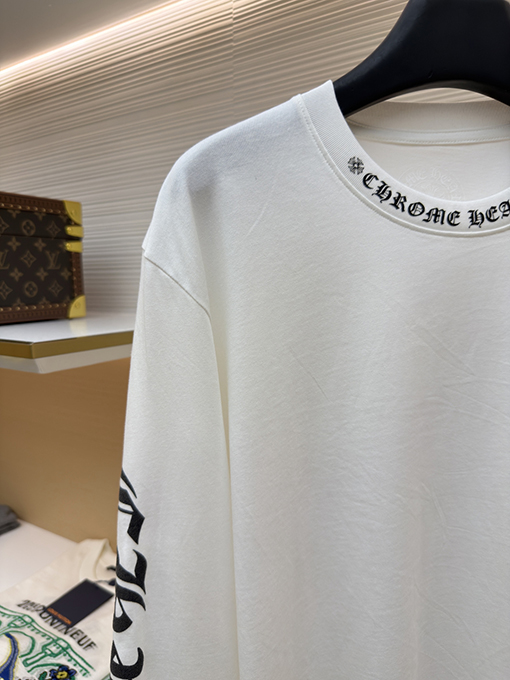 クロムハーツブランドコピー シンプルなスタイルと袖に花柄プリントがあしらわれたシンプルな長袖シャツ