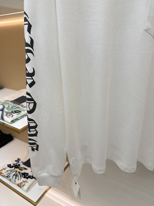 クロムハーツブランドコピー シンプルなスタイルと袖に花柄プリントがあしらわれたシンプルな長袖シャツ