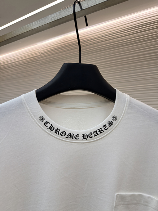 クロムハーツブランドコピー シンプルなスタイルと袖に花柄プリントがあしらわれたシンプルな長袖シャツ