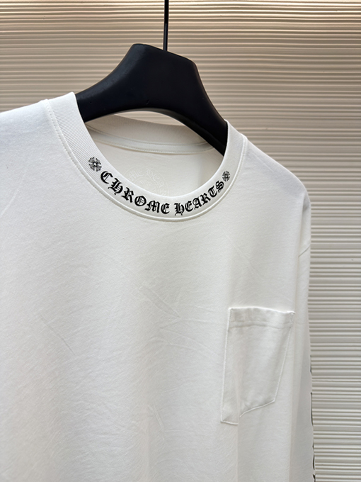 クロムハーツブランドコピー シンプルなスタイルと袖に花柄プリントがあしらわれたシンプルな長袖シャツ