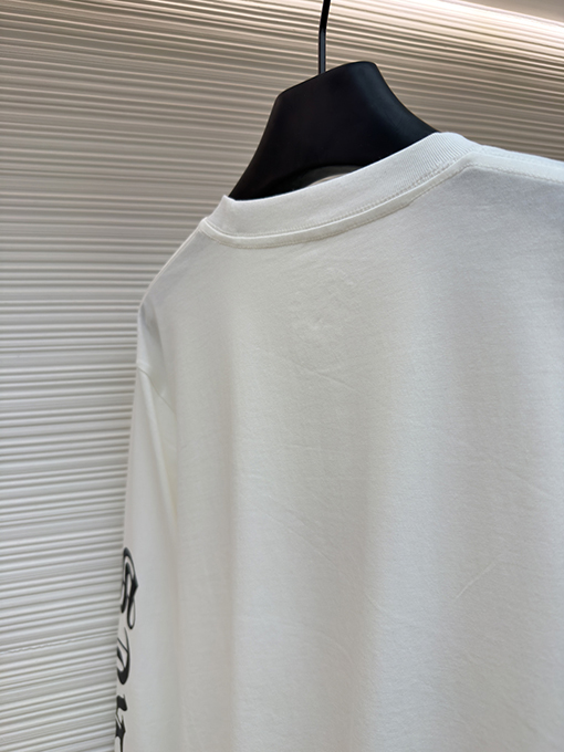 クロムハーツブランドコピー シンプルなスタイルと袖に花柄プリントがあしらわれたシンプルな長袖シャツ