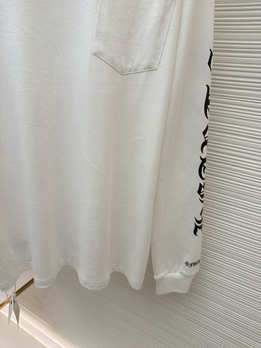 クロムハーツブランドコピー シンプルなスタイルと袖に花柄プリントがあしらわれたシンプルな長袖シャツ