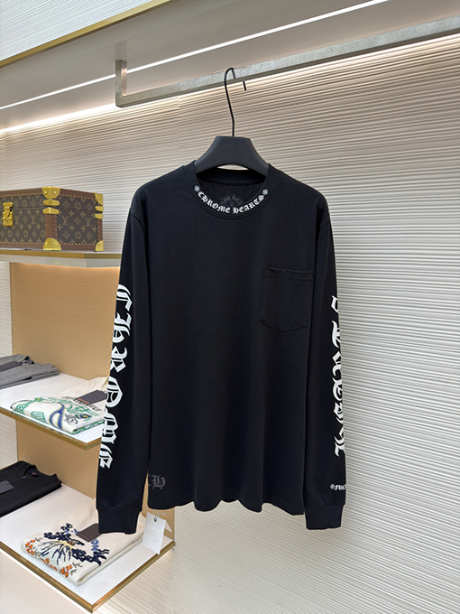 クロムハーツブランドコピー シンプルなスタイルと袖に花柄プリントがあしらわれたシンプルな長袖シャツ