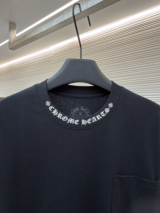 クロムハーツブランドコピー シンプルなスタイルと袖に花柄プリントがあしらわれたシンプルな長袖シャツ