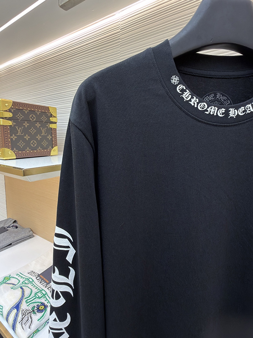 クロムハーツブランドコピー シンプルなスタイルと袖に花柄プリントがあしらわれたシンプルな長袖シャツ