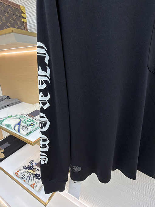 クロムハーツブランドコピー シンプルなスタイルと袖に花柄プリントがあしらわれたシンプルな長袖シャツ