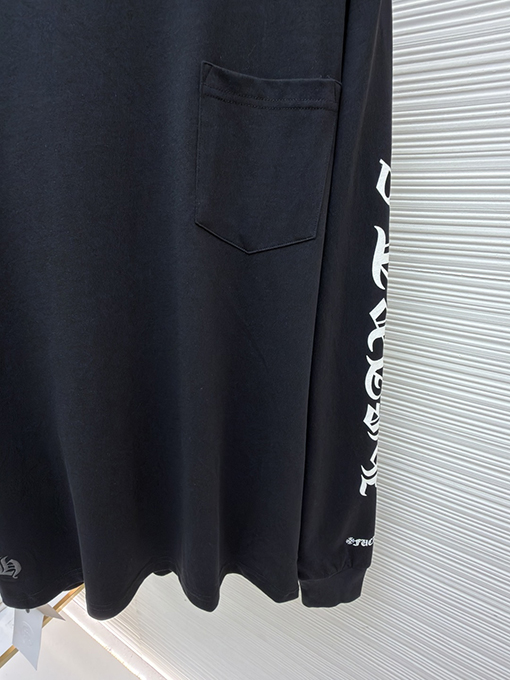 クロムハーツブランドコピー シンプルなスタイルと袖に花柄プリントがあしらわれたシンプルな長袖シャツ