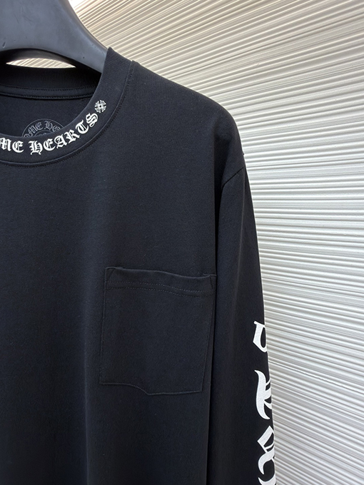 クロムハーツブランドコピー シンプルなスタイルと袖に花柄プリントがあしらわれたシンプルな長袖シャツ