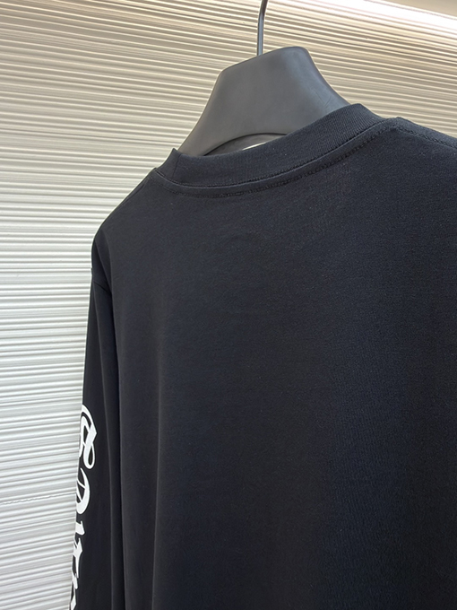 クロムハーツブランドコピー シンプルなスタイルと袖に花柄プリントがあしらわれたシンプルな長袖シャツ