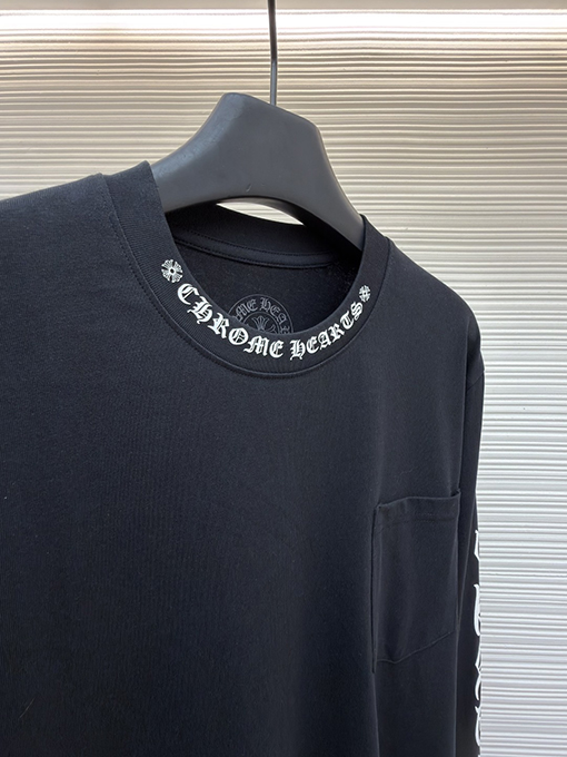 クロムハーツブランドコピー シンプルなスタイルと袖に花柄プリントがあしらわれたシンプルな長袖シャツ