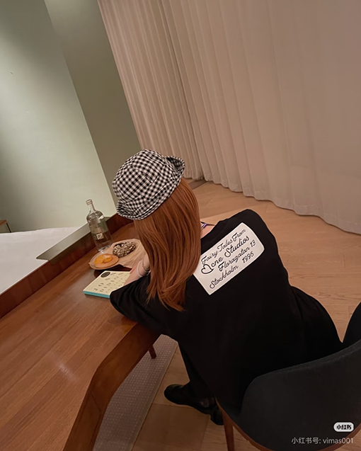 アクネストゥディオズコピー レディースプリーツの花のつぼみのシルエットシンプルなレタープリントドロップショルダーの七分袖シャツ