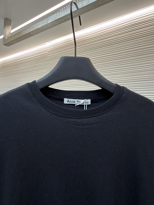 アクネストゥディオズコピー レディースプリーツの花のつぼみのシルエットシンプルなレタープリントドロップショルダーの七分袖シャツ