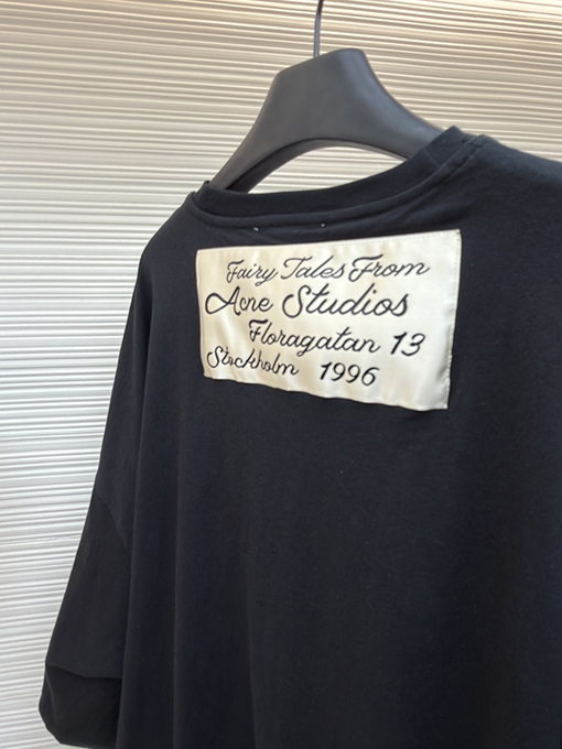 アクネストゥディオズコピー レディースプリーツの花のつぼみのシルエットシンプルなレタープリントドロップショルダーの七分袖シャツ