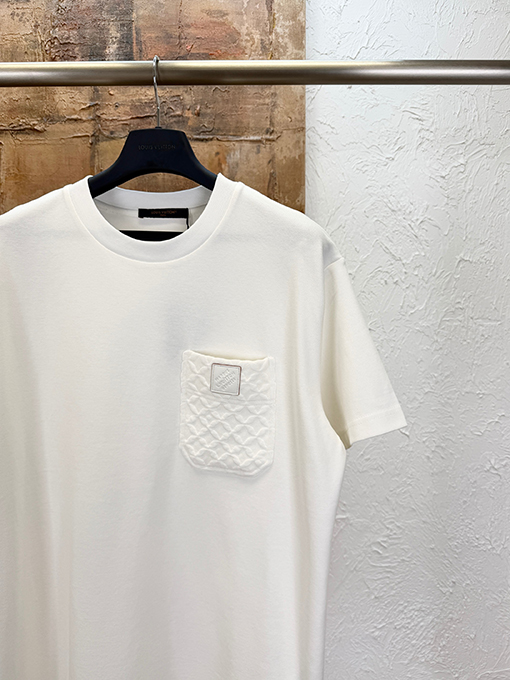 ルイヴィトンスーパーコピー レザーロゴ入りキルティングポケット付き半袖Tシャツ