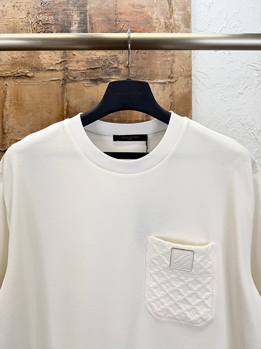 ルイヴィトンスーパーコピー レザーロゴ入りキルティングポケット付き半袖Tシャツ