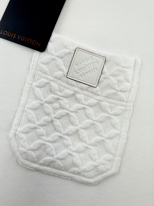 ルイヴィトンスーパーコピー レザーロゴ入りキルティングポケット付き半袖Tシャツ