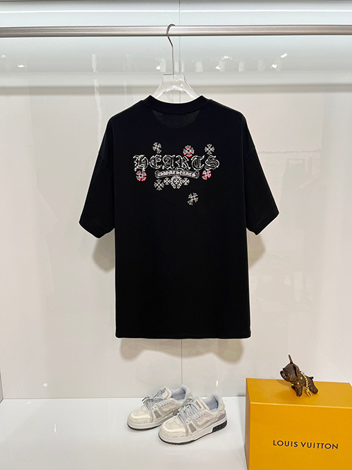 クロムハーツブランドコピー 前面と背面に蹄跡クロスサンスクリット刺繍文字ロゴ半袖Tシャツ