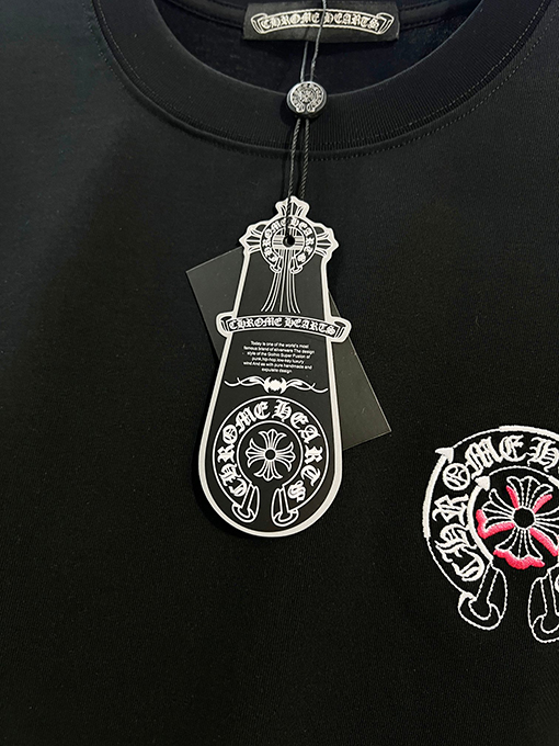 クロムハーツブランドコピー 前面と背面に蹄跡クロスサンスクリット刺繍文字ロゴ半袖Tシャツ