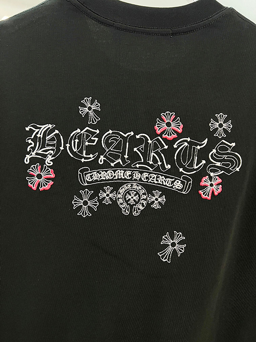 クロムハーツブランドコピー 前面と背面に蹄跡クロスサンスクリット刺繍文字ロゴ半袖Tシャツ