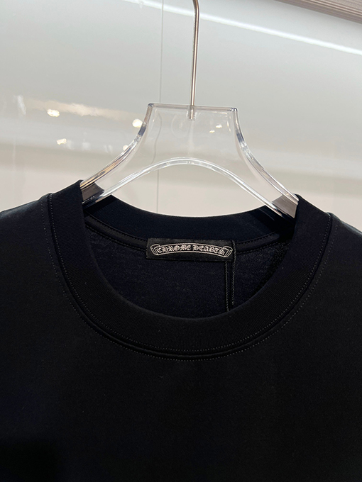 クロムハーツブランドコピー 前面と背面に蹄跡クロスサンスクリット刺繍文字ロゴ半袖Tシャツ