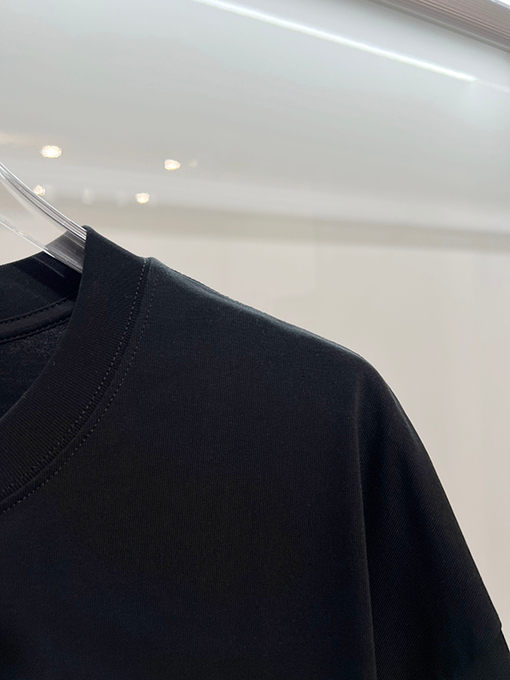 クロムハーツブランドコピー 前面と背面に蹄跡クロスサンスクリット刺繍文字ロゴ半袖Tシャツ