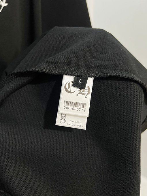 クロムハーツブランドコピー 前面と背面に蹄跡クロスサンスクリット刺繍文字ロゴ半袖Tシャツ