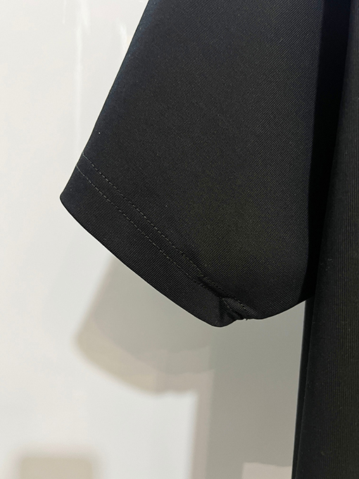 クロムハーツブランドコピー 前面と背面に蹄跡クロスサンスクリット刺繍文字ロゴ半袖Tシャツ