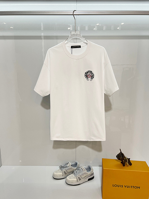 クロムハーツブランドコピー 前面と背面に蹄跡クロスサンスクリット刺繍文字ロゴ半袖Tシャツ