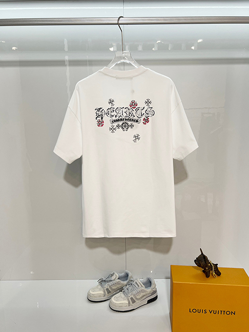 クロムハーツブランドコピー 前面と背面に蹄跡クロスサンスクリット刺繍文字ロゴ半袖Tシャツ