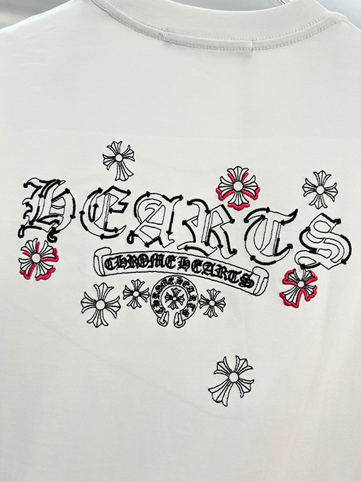 クロムハーツブランドコピー 前面と背面に蹄跡クロスサンスクリット刺繍文字ロゴ半袖Tシャツ