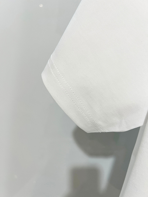 クロムハーツブランドコピー 前面と背面に蹄跡クロスサンスクリット刺繍文字ロゴ半袖Tシャツ