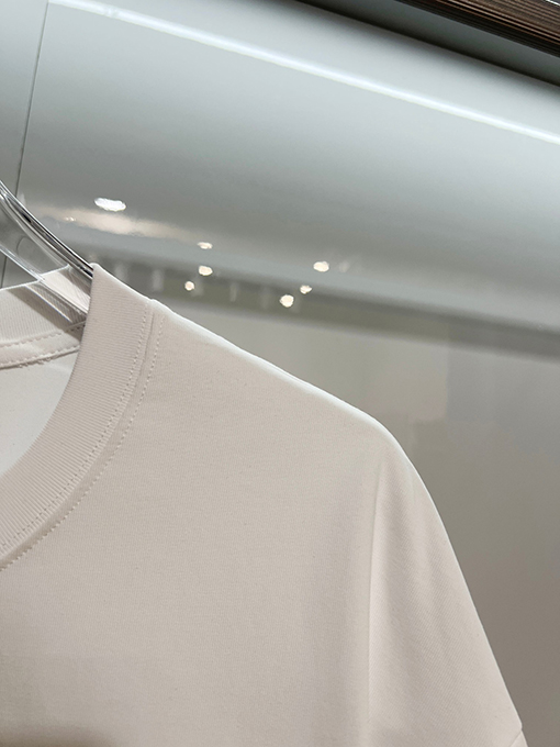 クロムハーツブランドコピー 前面と背面に蹄跡クロスサンスクリット刺繍文字ロゴ半袖Tシャツ