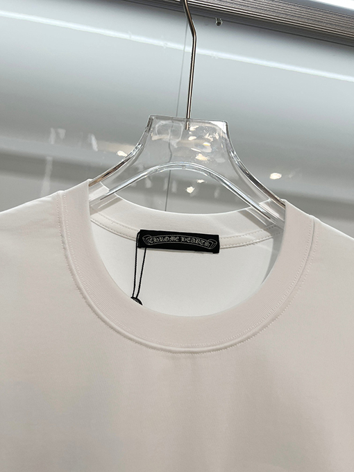 クロムハーツブランドコピー 前面と背面に蹄跡クロスサンスクリット刺繍文字ロゴ半袖Tシャツ