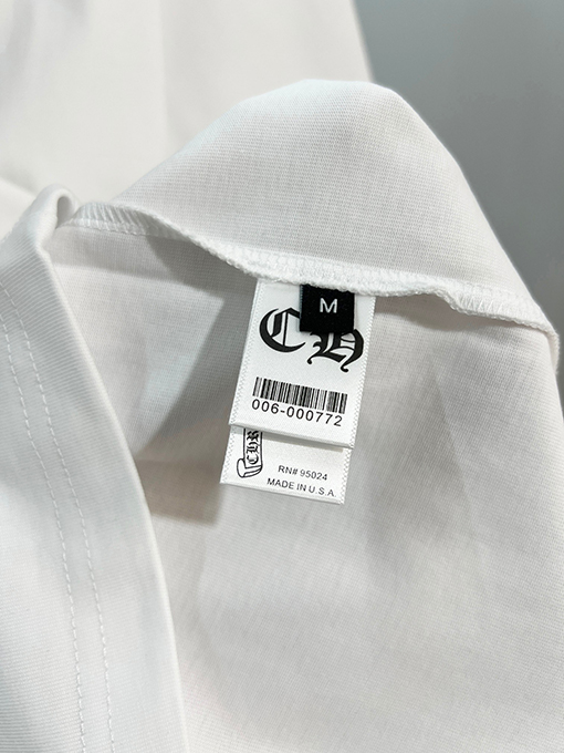 クロムハーツブランドコピー 前面と背面に蹄跡クロスサンスクリット刺繍文字ロゴ半袖Tシャツ