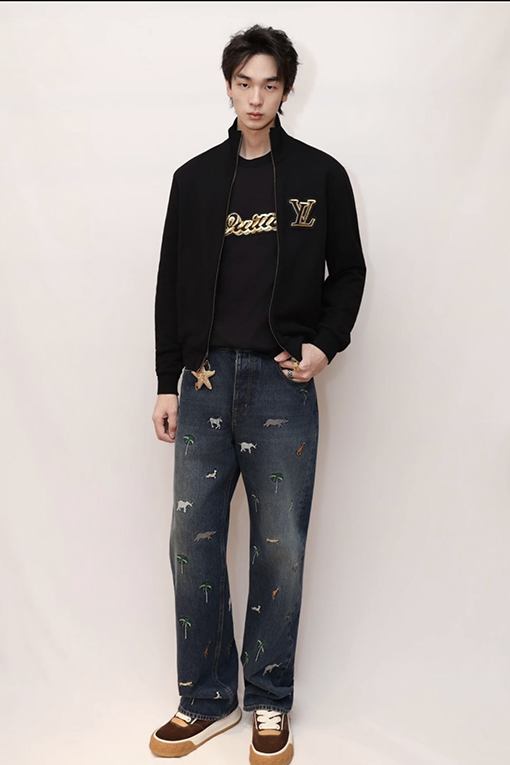 ルイヴィトン 動物と植物の刺繍が全面に施されたジーンズ