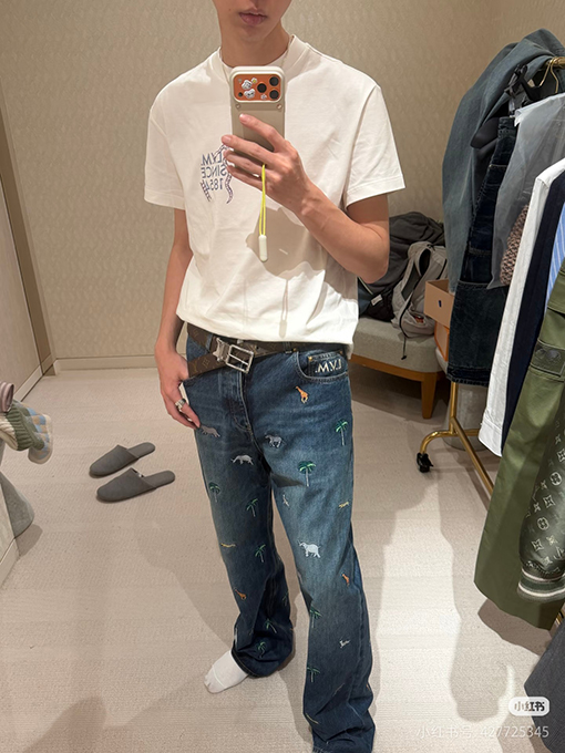 ルイヴィトン 動物と植物の刺繍が全面に施されたジーンズ